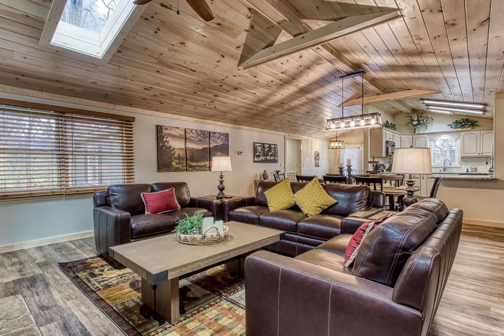 Whispering Winds, Hot Tub, Game Room, Wifi, 1089 Free Tickets Each Paid Day, Dollywood And More Гатлинбург Экстерьер фото