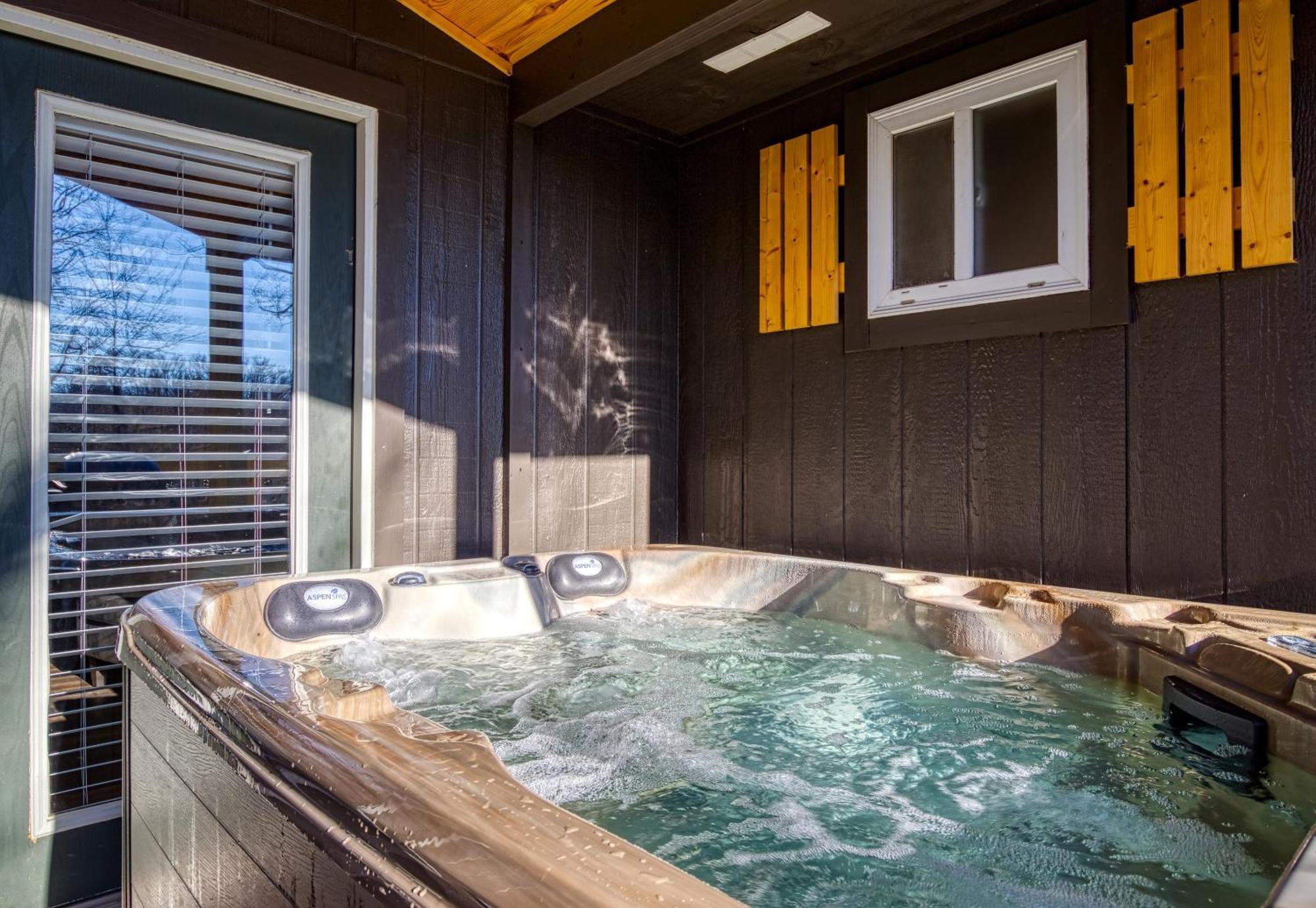 Whispering Winds, Hot Tub, Game Room, Wifi, 1089 Free Tickets Each Paid Day, Dollywood And More Гатлинбург Экстерьер фото